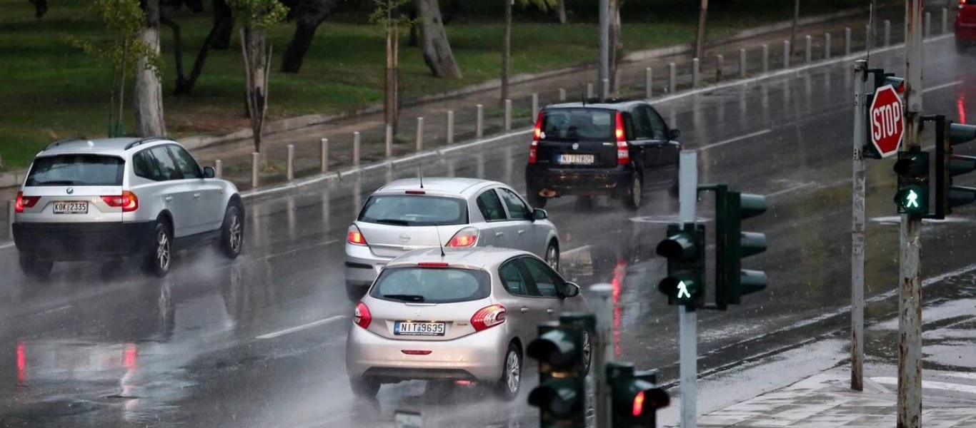 Αυξημένη η κίνηση στους δρόμους της Αθήνας λόγω της βροχής - Δείτε το χάρτη